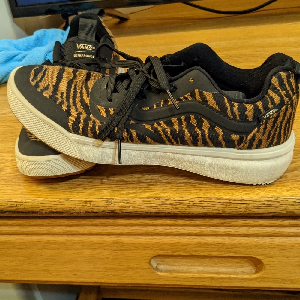 Vans ultra range athletic tiger stripped